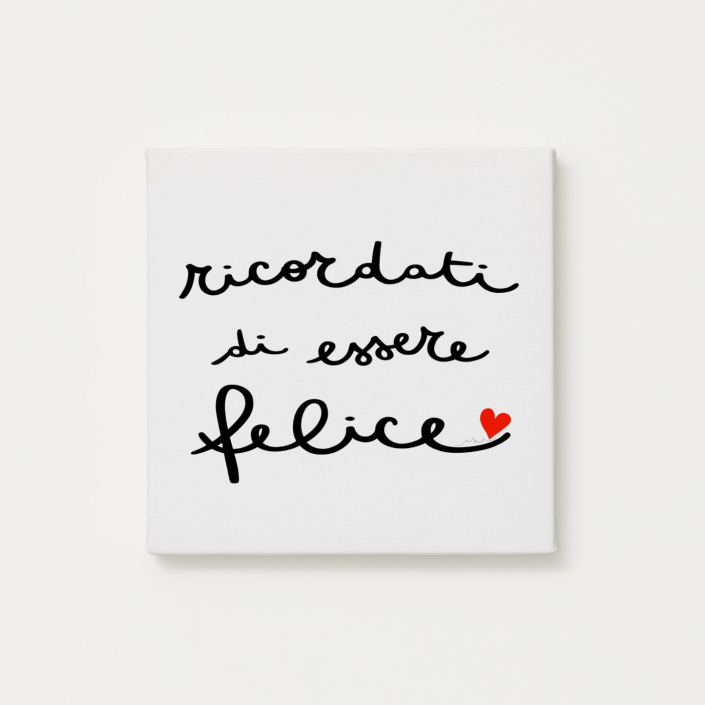 tela calligrafata con la scritta “ricordati di essere felice” scritta a mano in corsivo nero con un piccolo cuore rosso - formato quadrato cm 30x30