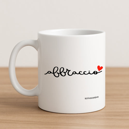 tazza mug calligrafata con la parola “abbraccio” scritta a mano in corsivo nero con un piccolo cuore rosso