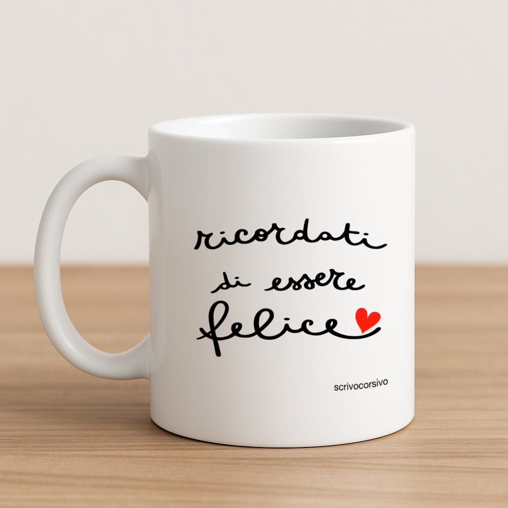 tazza mug calligrafata con la frase "ricordati di essere felice” scritta a mano in corsivo nero con un piccolo cuore rosso