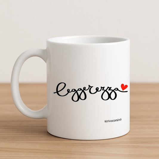 tazza mug calligrafata con la parola “leggerezza” scritta a mano in corsivo nero con un piccolo cuore rosso