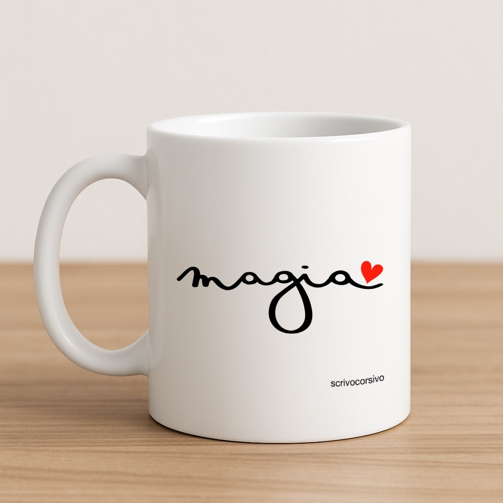 tazza mug calligrafata con la parola “magia” scritta a mano in corsivo nero con un piccolo cuore rosso