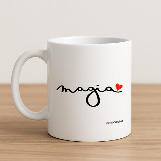 tazza mug calligrafata con la parola “magia” scritta a mano in corsivo nero con un piccolo cuore rosso