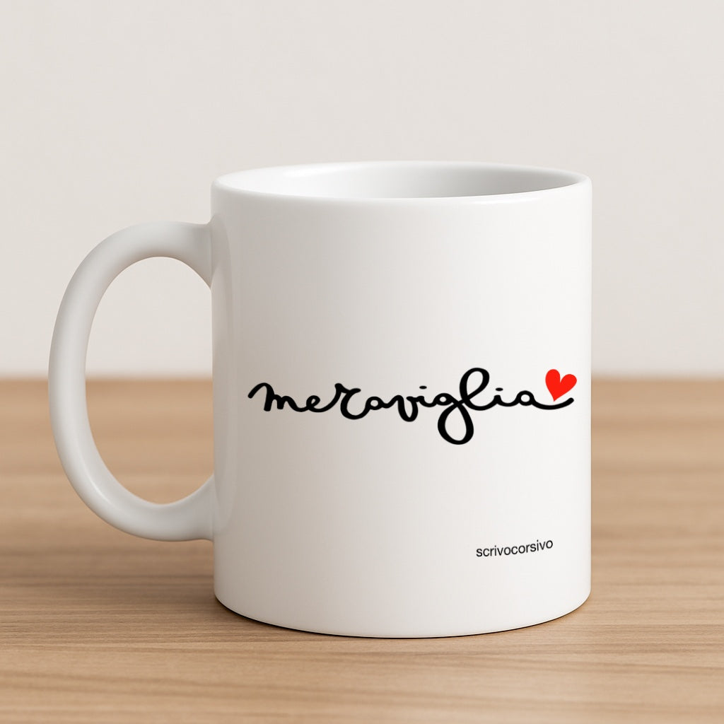 tazza mug calligrafata con la parola “meraviglia” scritta a mano in corsivo nero con un piccolo cuore rosso