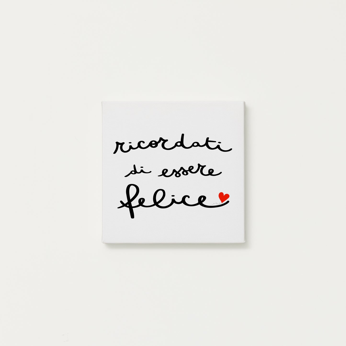 tela calligrafata con la scritta “ricordati di essere felice” scritta a mano in corsivo nero con un piccolo cuore rosso - formato quadrato cm 20x20