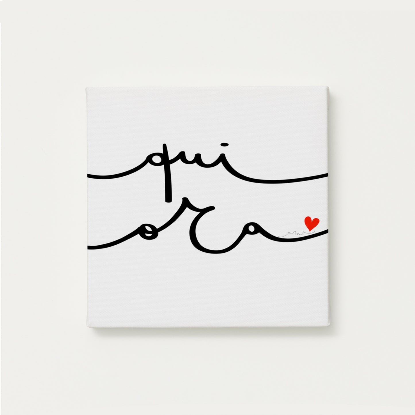 tela calligrafata con la scritta “qui ora” scritta a mano in corsivo nero con un piccolo cuore rosso - formato quadrato cm 30x30