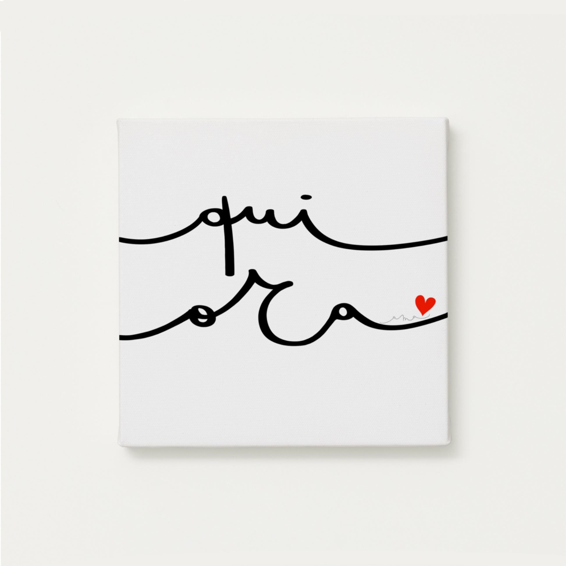 tela calligrafata con la scritta “qui ora” scritta a mano in corsivo nero con un piccolo cuore rosso - formato quadrato cm 30x30