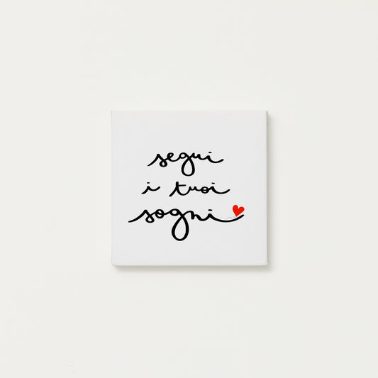 tela calligrafata con la scritta “segui i tuoi sogni” scritta a mano in corsivo nero con un piccolo cuore rosso - formato quadrato cm 20x20