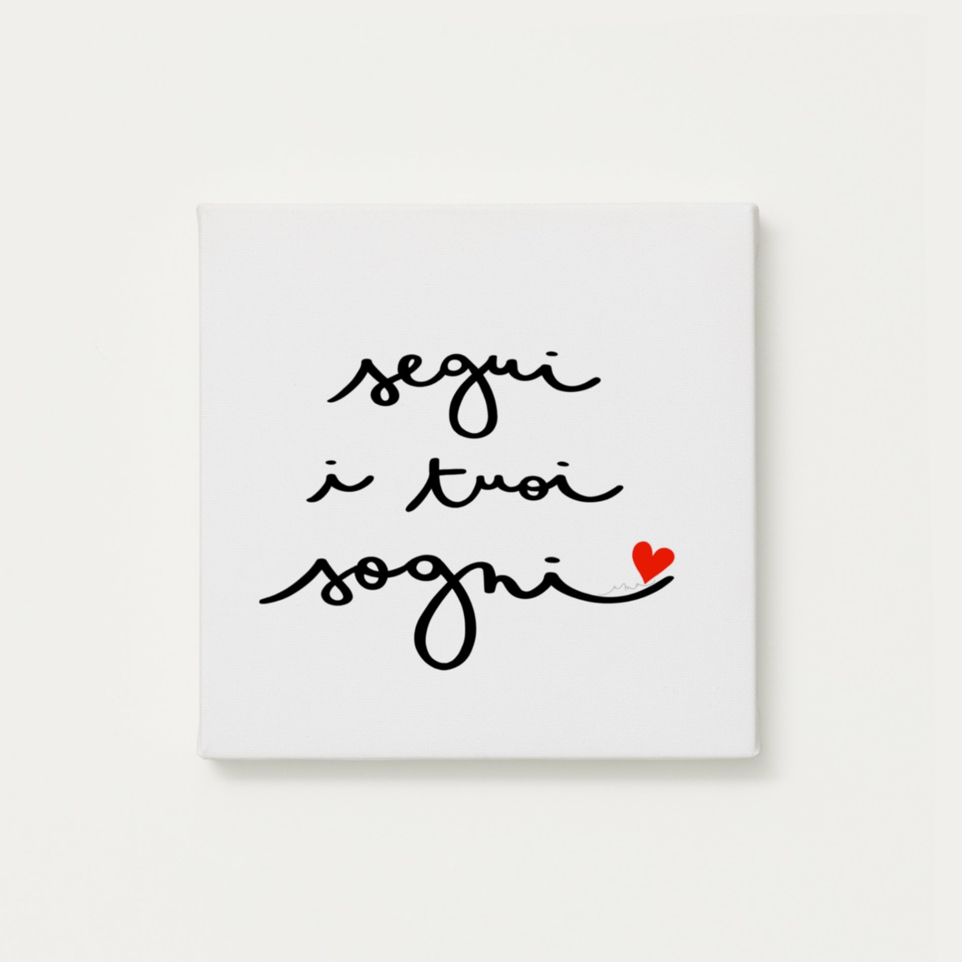 tela calligrafata con la scritta “segui i tuoi sogni” scritta a mano in corsivo nero con un piccolo cuore rosso - formato quadrato cm 30x30